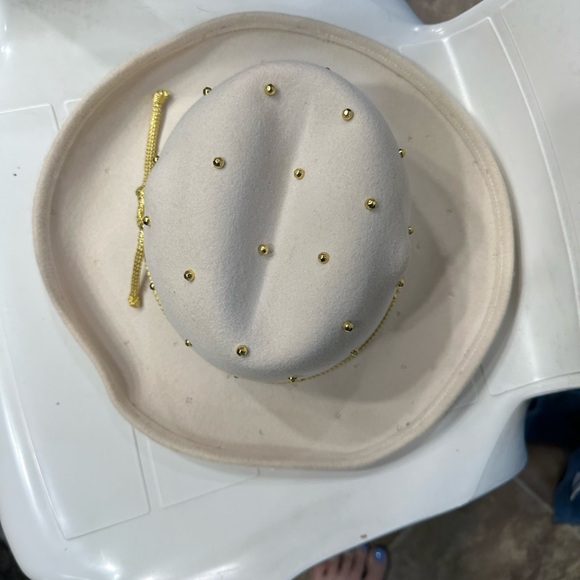 Vintage Arlop white hat with gold studs size 7.5 - Picture 3 of 5